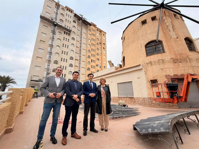 El consejero de Fomento e Infraestructuras, Jorge García Montoro, junto al alcalde de San Javier, José Miguel Luengo, durante la visita a las obras de rehabilitación energética en un residencial de La Manga