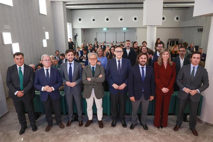 Gómez Villamandos (4º dcha.), junto a Fuentes (4º izda.), en la foto de familia de la Asamblea Electoral de la Asociación de Jóvenes Empresarios (AJE) de Córdoba.