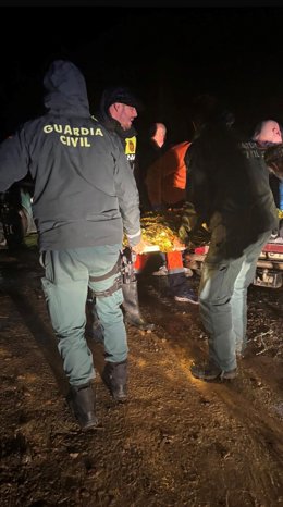 La Guardia Civil con la colaboración de la Policía Local rescata a un hombre tras sufrir una caída en su finca del término municipal cordobés de Adamuz, concretamente en el paraje de la Serrezuela Baja.