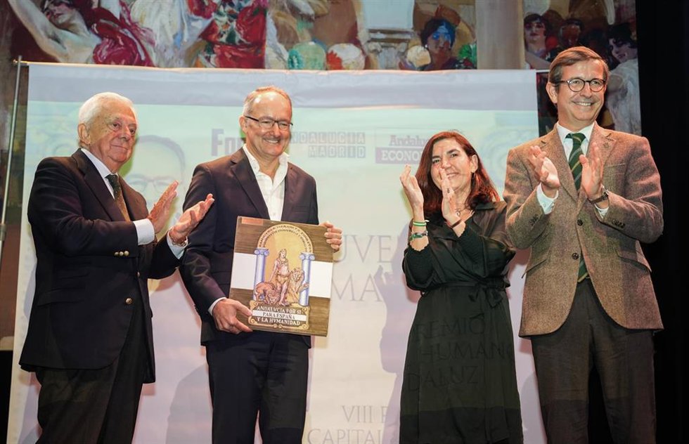 Archivo - Juvencio Maetzu (2i), CEO y presidente de Ingka Group (IKEA), recogiendo el premio Capital Humano Andaluz, otorgado por la revista Andalucía Económica en diciembre de 2025. ARCHIVO.