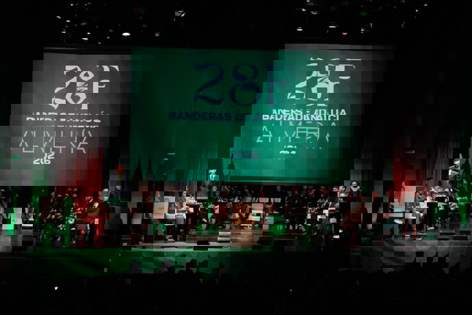 El consejero de Agricultura, Pesca, Agua y Desarrollo Rural de la Junta de Andalucía, Ramón Fernández-Pacheco, interviene en el acto institucional del 28F durante la entrega de las Banderas de Andalucía 2026 en Almería.