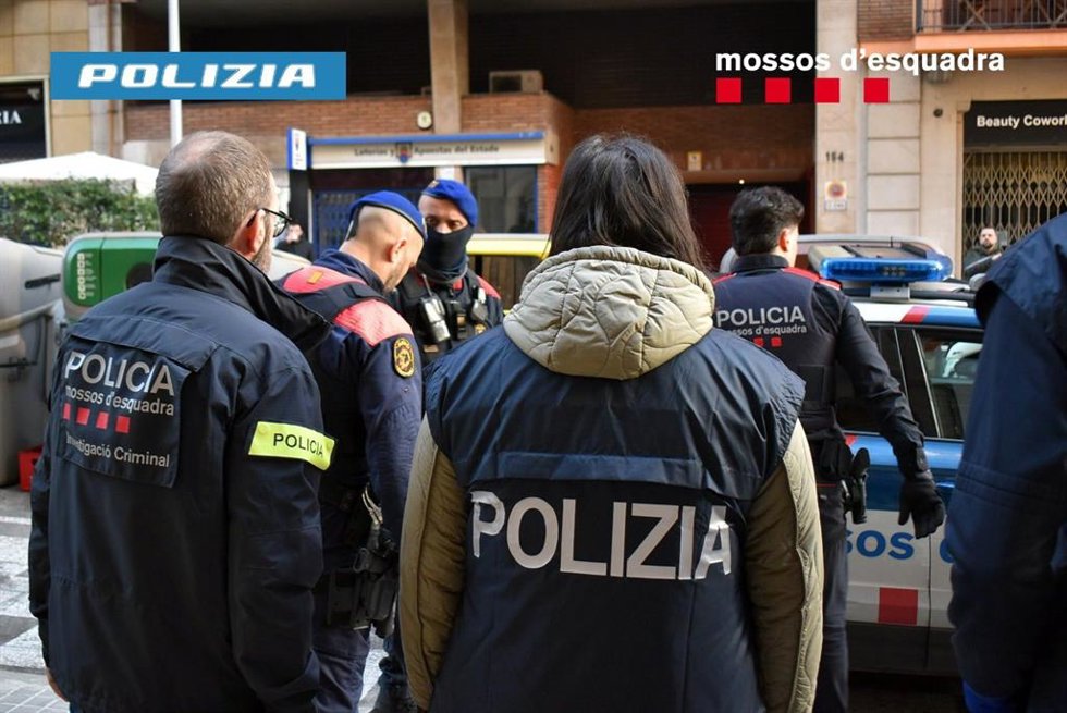 Mossos y policía italiana tras detener al presunto autor