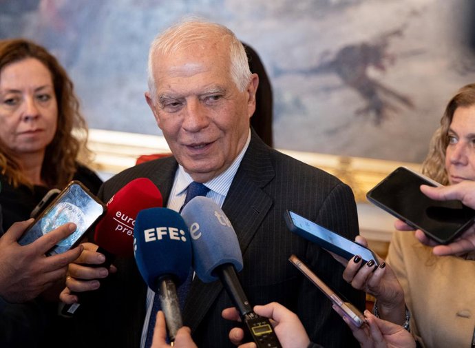 La ministra de Defensa entrega el Premio Extraordinario de Defensa al exministro y alto representante de la UE para Asuntos Exteriores, Josep Borrell, en el Cuartel General del Ejército de Tierra, a 27 de febrero de 2026, en Madrid (España). El premio le 