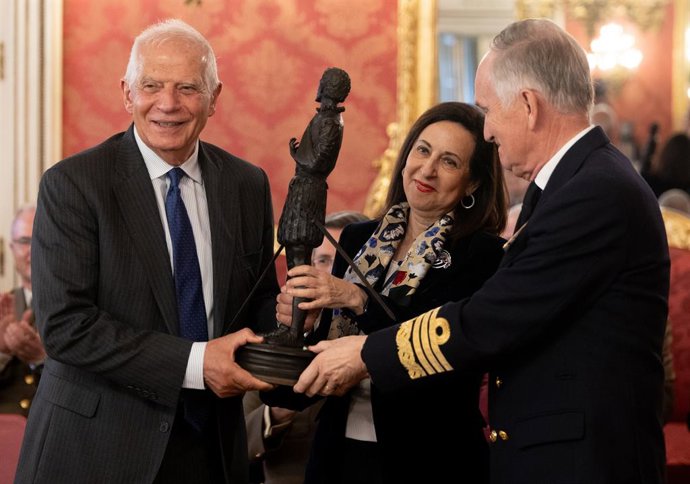 A ministra da Defesa, Margarita Robles (c), entrega o Prêmio Extraordinário de Defesa ao ex-ministro e alto representante da UE para Assuntos Externos, Josep Borrell (i), no Quartel-General do Exército, em 27 de fevereiro de 2026, em Madri.