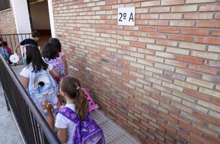 Archivo - Niños accediendo al centro escolar en una imagen de archivo 