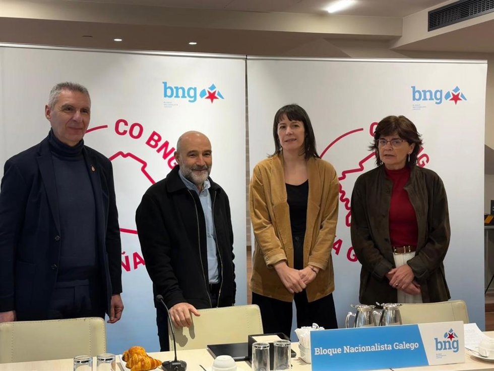 La portavoz nacional del BNG, Ana Pontón, participa en una rueda de prensa en Ourense, acompañada de los representantes del BNG en el Congreso y Senado, Néstor Rego y Carme da Silva, y del portavoz nacionalsita en el Ayuntamiento de Ourense, Luís Seara