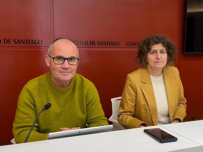 La alcaldesa de Santiago, Goretti Sanmartín, y el concejal de Movilidad, Xan Duro, a 27 de febrero de 2026.