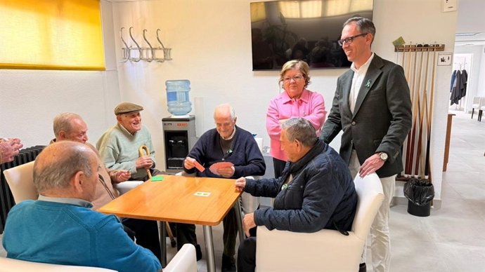 La delegada de Inclusión Social, Juventud, Familias e Igualdad de la Junta en Córdoba, Dolores Sánchez, visita el Centro de Participación Activa de Pozoblanco.