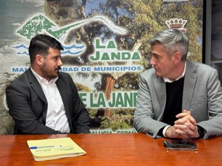 Sebastian Hidalgo con el presidente de la Mancomunidad de La Janda.