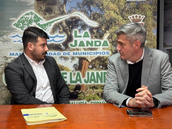 Sebastian Hidalgo con el presidente de la Mancomunidad de La Janda.
