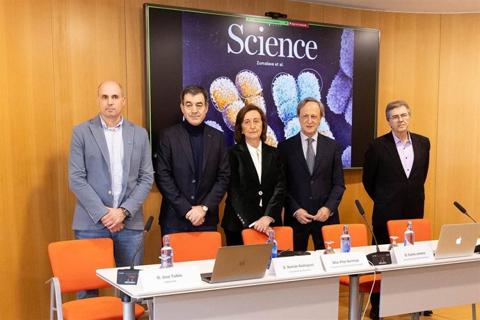 El conselleiro de Educación,  Ciencia, Universidades y FP, Román Rodríguez, en la presentación de los resultados de la investigación del grupo Mobile Genomes del CiMUS de la USC sobre el funcionamiento de células tumorales. Santiago de Compostela