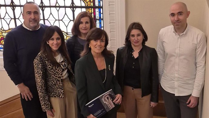 La directora de Competitividad Comarcal y Promoción Exterior de Bizkaia, Cristina Múgica, presenta un informe sobre la economía azul a agencias de desarrollo comercal.