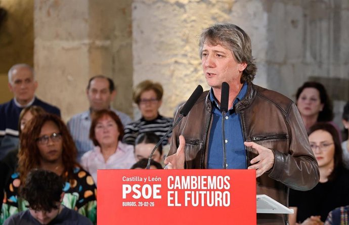 El candidato del PSOE a la Junta de Castilla y León, Carlos Martínez, interviene durante un acto de inicio de campaña electoral, a 26 de febrero de 2026, en Burgos, Castilla y León (España).