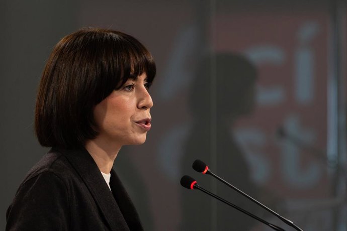 Archivo - La ministra de Ciencia, Innovación y Universidades y secretaria general del PSPV-PSOE, Diana Morant, atiende a los medios de comunicación en la sede del PSPV-PSOE.