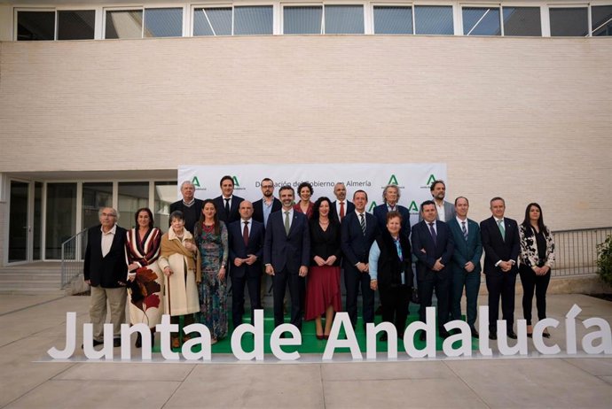 Autoridades y galardonados en la entrega de las Banderas de Andalucía en Almería.