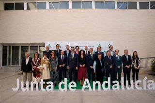 Autoridades y galardonados en la entrega de las Banderas de Andalucía en Almería.