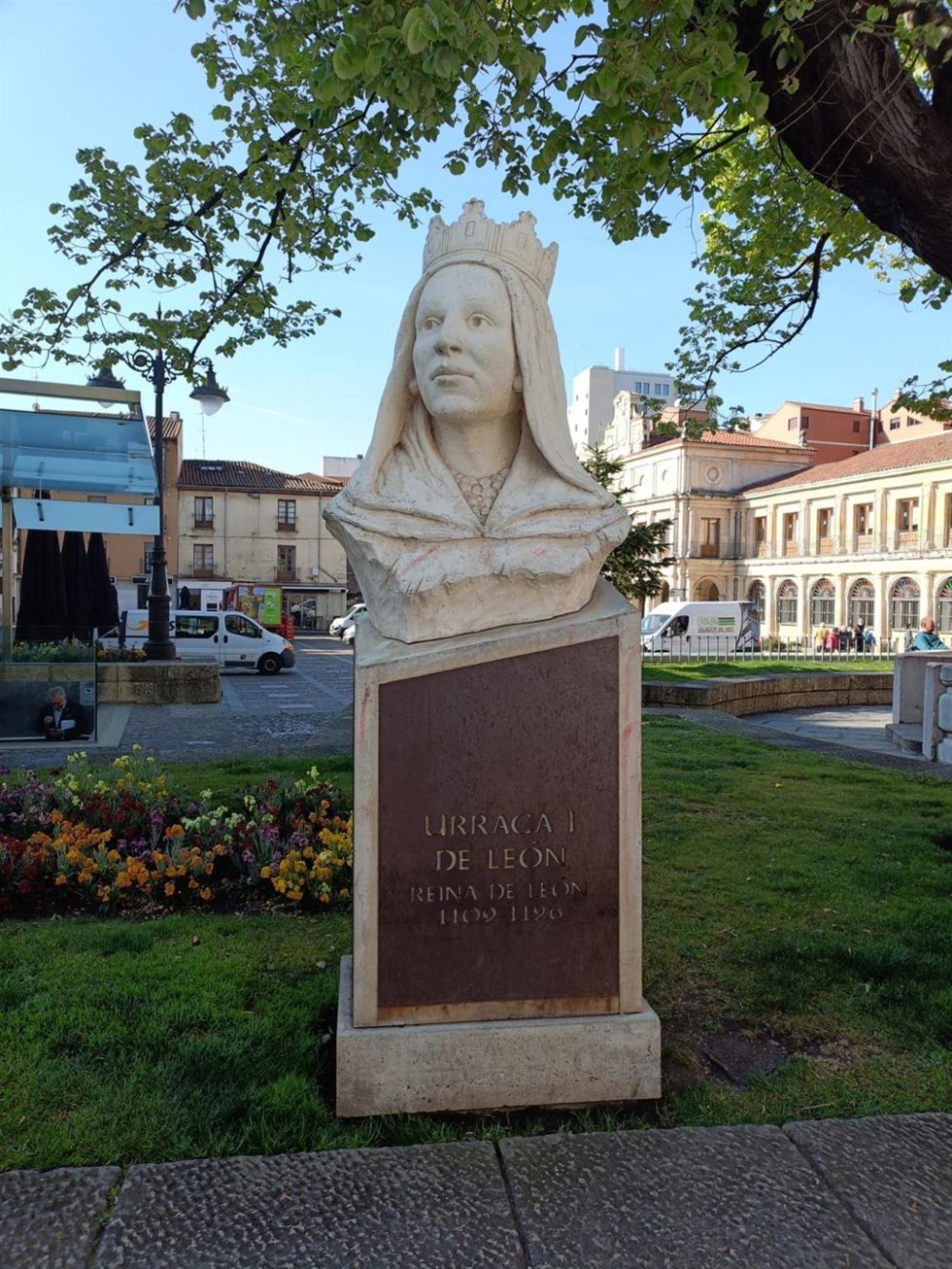 Archivo - Escultura de la reina Urraca I de León en la plaza de San Marcelo de la capital leonesa.
