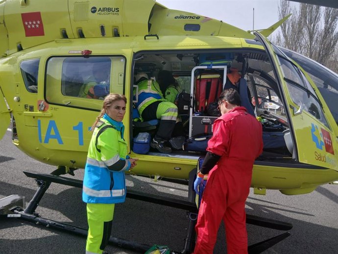 Helicóptero del SUMMA 112 traslada a una mujer herida grave tras un accidente de moto