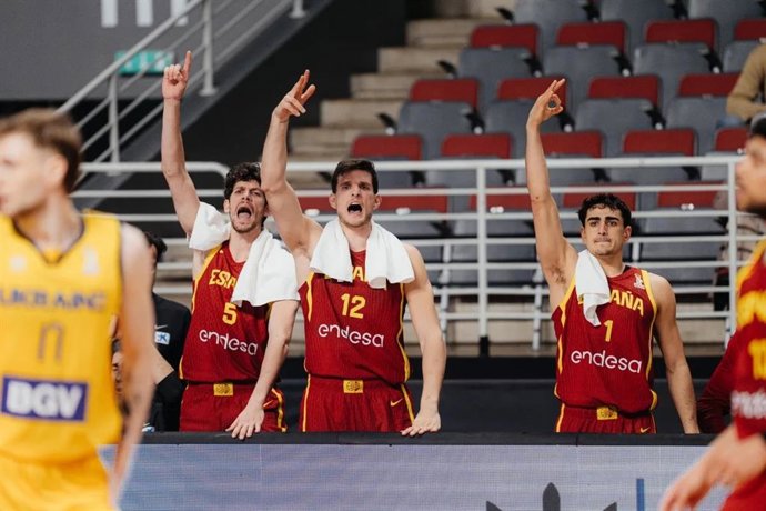 Jugadores de la selección española celebran un triple en el partido contra Ucrania, de clasificación para el Mundial 2027