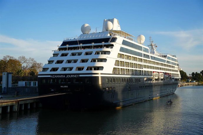 Llegada del Azamara Journey al Puerto de Sevilla, con lo que se inaugura la temporada de cruceros en la capital andaluza.