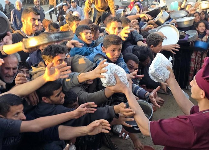 Reparto de comida en Jan Yunis, en sur de la Franja de Gaza.