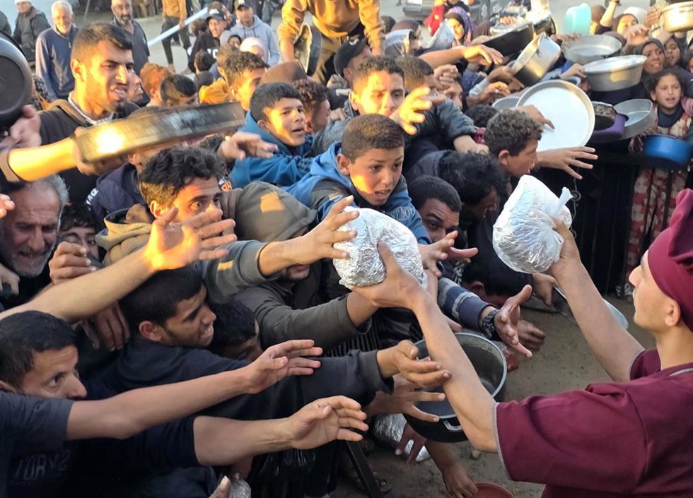 Reparto de comida en Jan Yunis, en sur de la Franja de Gaza.