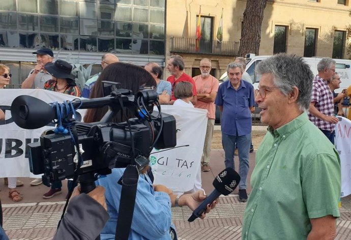 El ecologista gaditano, Juan Clavero, atendiendo a un medio antes del juicio en 2024 contra cuatro personas acusadas de urdir una trama en su contra