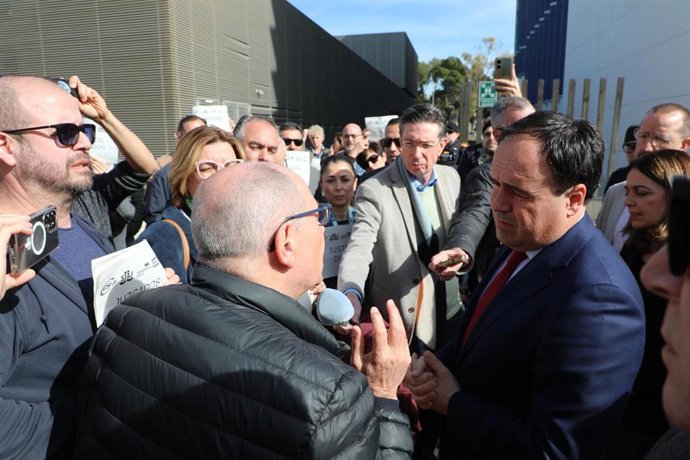 El president Juanfran Pérez Llorca habla con funcionarios concentrados.