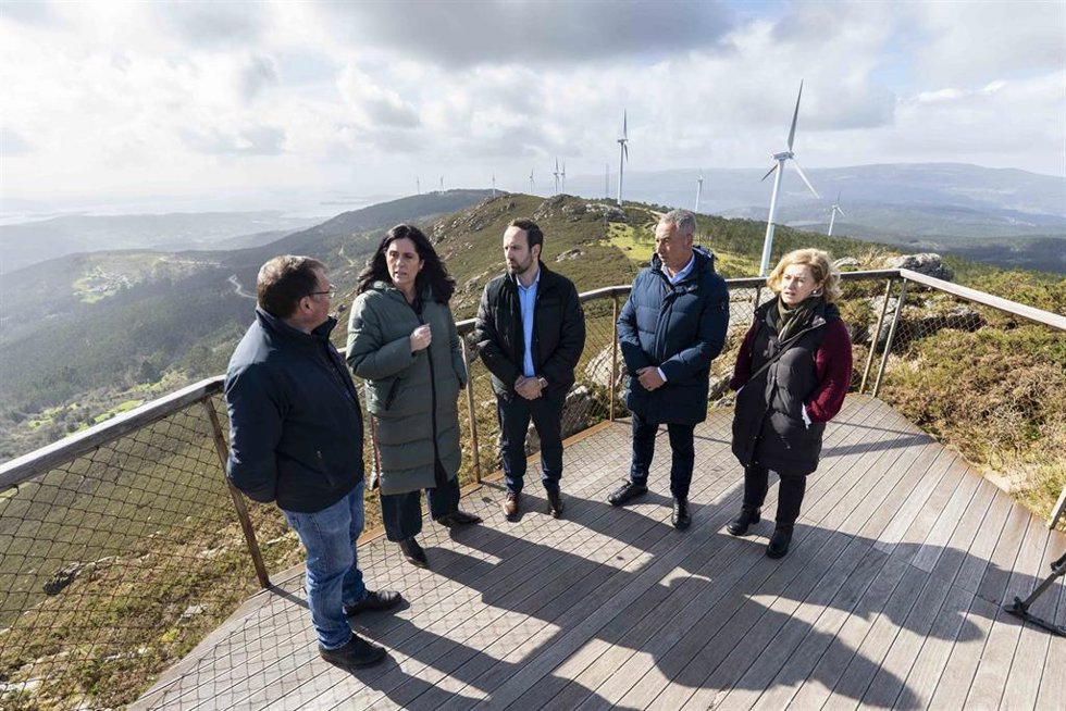 La secretaria xeral del PPdeG, Paula Prado, visita el Monte da Muralla, en el entorno del parque eólico del Monte Treito, acompañada por el alcalde de Lousame, Esteban Ares
