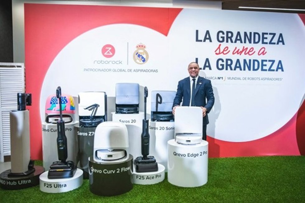 El exfutbolista y embajador del Real Madrid Roberto Carlos junto a la nueva gama de robots de limpieza de Roborock.