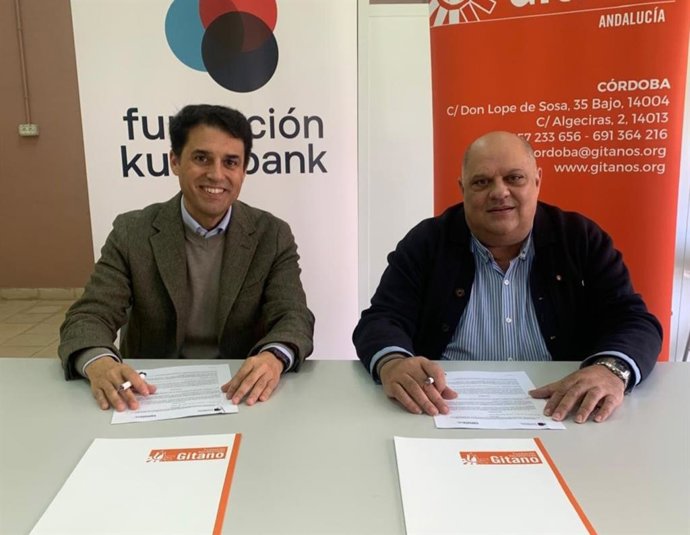 Firma del acuerdo por el director de la Fundación Kutxabank, Leopoldo Izquierdo, y el director territorial de Andalucía de Secretariado Gitano, Juan Reyes.