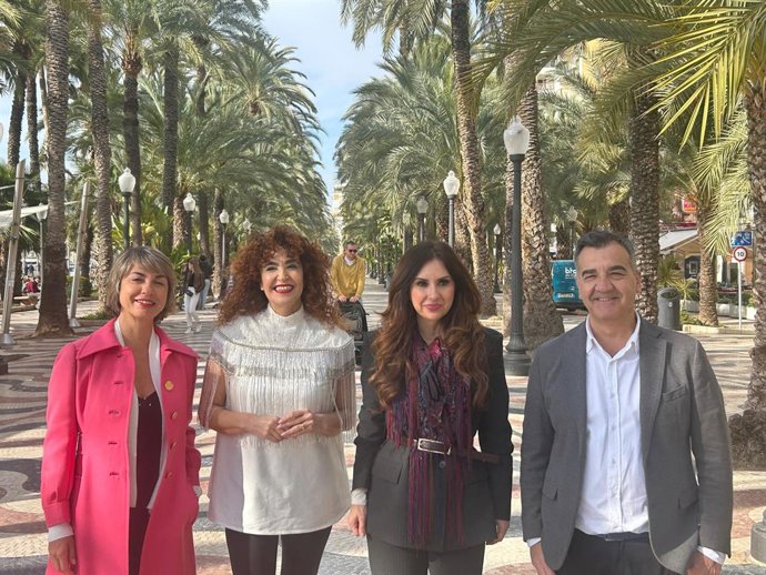 La diseñadora de vestuario Cristina Rodríguez; la coordinadora de Fashion Cinema, Rosario Puñales; la concejala de Turismo de Alicante, Ana Poquet, y el director del Festival Internacional de Cine de Alicante, Vicente Seva