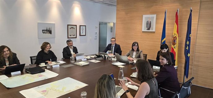 Reunión del Consejo de Administración de la Autoridad Portuaria de Gijón, presidido por Nieves Roqueñí, en el puerto gijonés de El Musel.