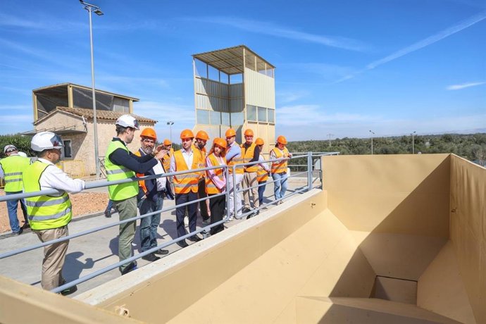 El presindete del Consell, Llorenç Galmés, ha heho una visita a estación de transferencia de Campos durante su porceso de modernización.