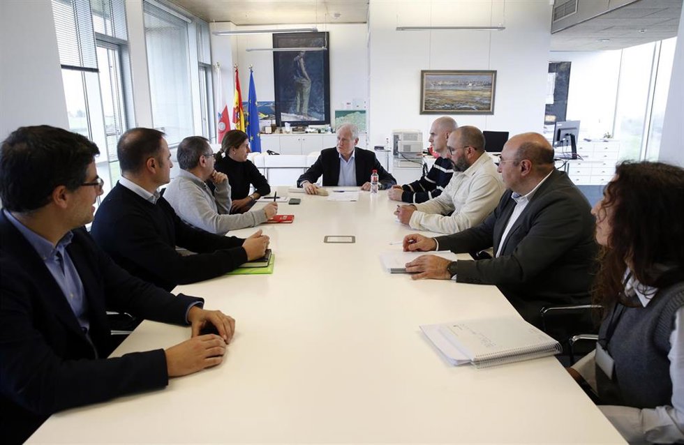 El consejero de Industria, Eduardo Arasti, se reúne con el comité de empresa de Solvay
