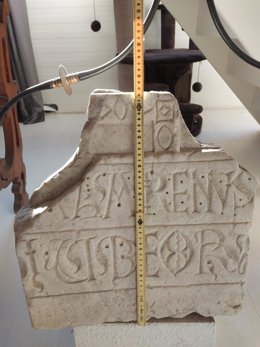 Inscripción en mármol del Monasterio de Sant Pere de Rodes (Girona), del siglo XII y atribuida al Mestre de Cabestany