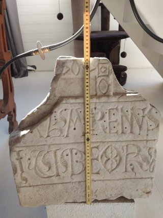 Inscripción en mármol del Monasterio de Sant Pere de Rodes (Girona), del siglo XII y atribuida al Mestre de Cabestany