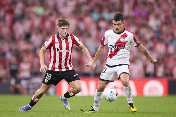 Archivo - El jugador del Athletic Club Mikel Jauregizar junto a Sergio Camello (Rayo Vallecano).