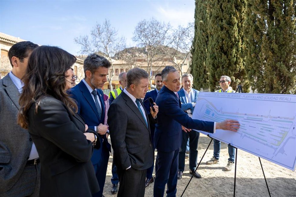 El presidente de Castilla-La Mancha, Emiliano García-Page visita en Puertollano las obras de remodelación del Paseo del Bosque.