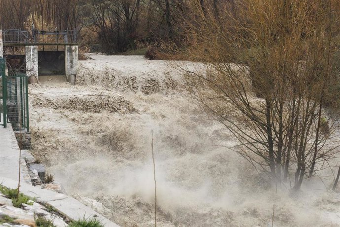 Imagen de la presa de Quéntar en Granada aliviando agua tras el paso de la borrasca Leonardo el 4 de febrero