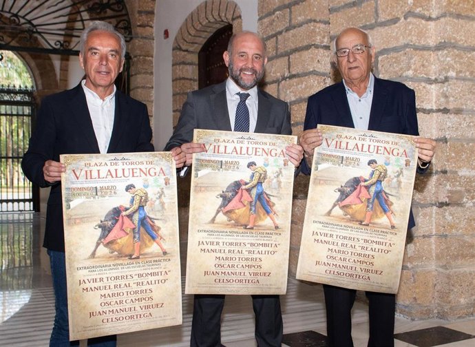 El vicepresidente primero de la Diputación de Cádiz, Juancho Ortiz, el alcalde de Villaluenga, Alfonso Moscoso, y el director de la Escuela Taurina de Ubrique, Eduardo Ordóñez, presentan novillada