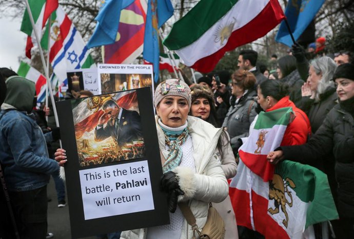 Archivo - Arquivo - 11 de janeiro de 2026, Londres, Reino Unido: Manifestantes monarquistas se reúnem com cartazes e bandeiras e pedem o fim do atual regime iraniano durante a manifestação. Pessoas participam de um comício em solidariedade aos manifestant