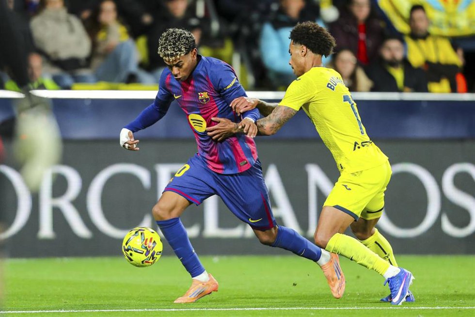 Archivo - El jugador del FC Barcelona Lamine Yamal ante el Villarreal.