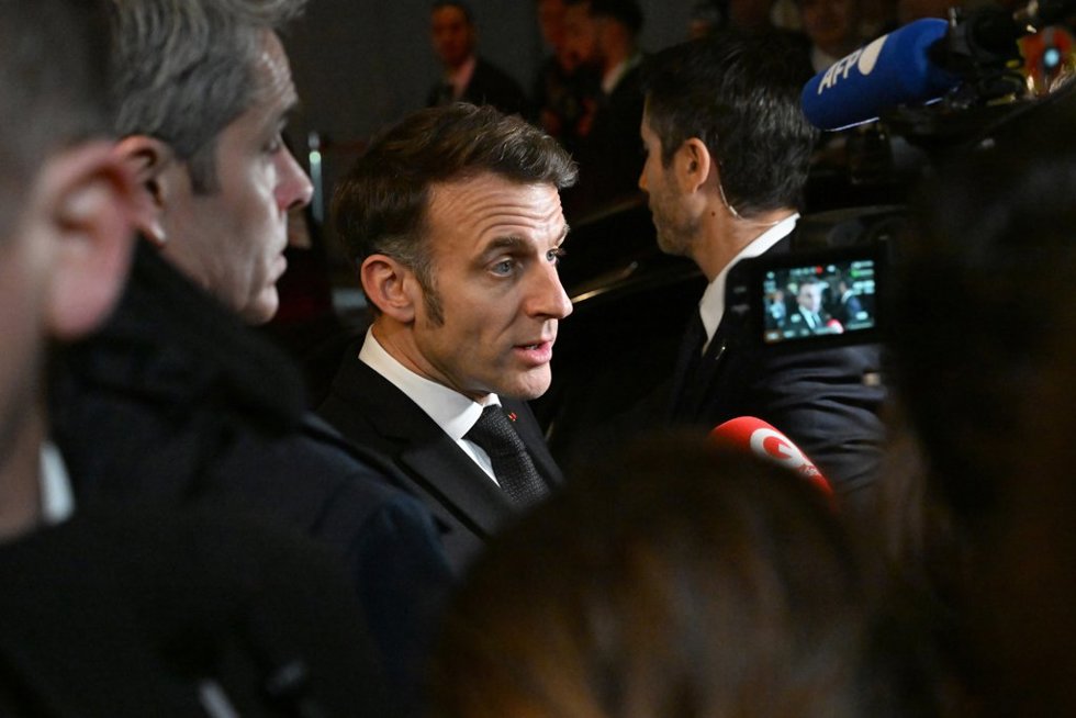 El presidente francés Emmanuel Macron abandona la Conferencia de Seguridad de Múnich.