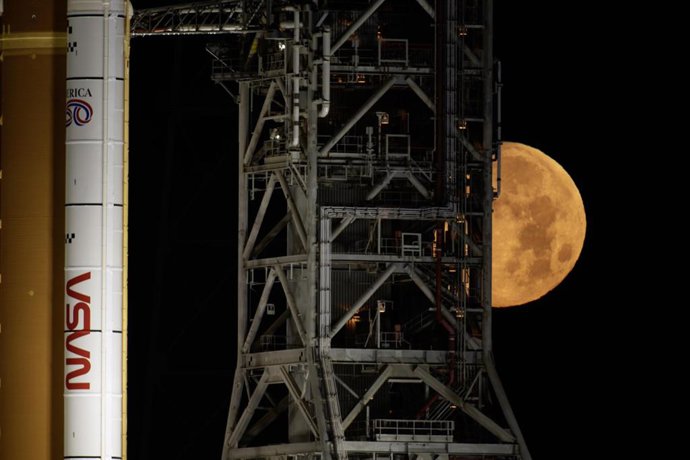 HANDOUT - 01 February 2026, US, Florida: The Moon sets behind NASA's Artemis II SLS (Space Launch System) rocket and Orion spacecraft atop a mobile launcher at Launch Complex 39B at NASA's Kennedy Space Center in Florida during the Artemis II wet dress re