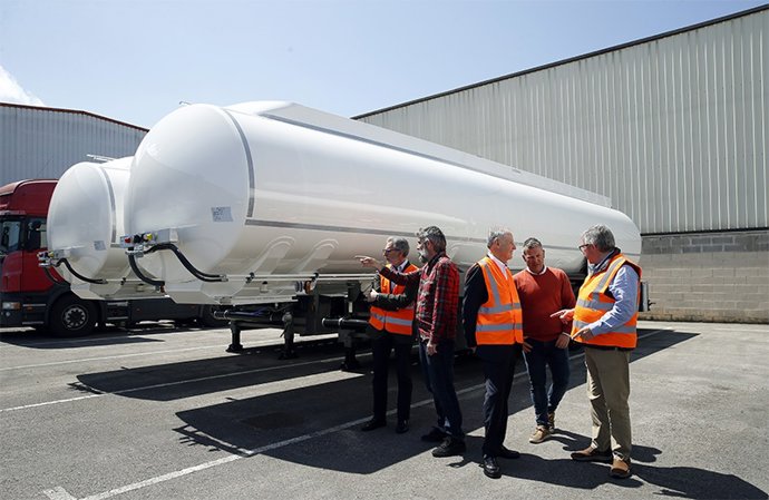 Archivo - El consejero de Industria, Eduardo Arasti, en una visita la empresa Cisternas Cobo en mayo de 2024
