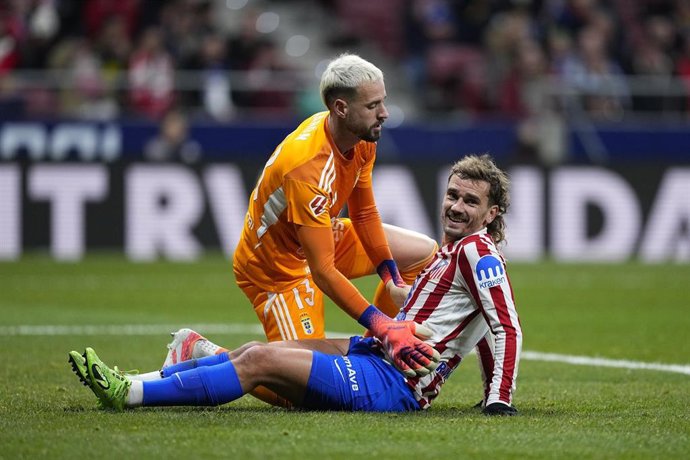 Archivo - El delantero del Atlético de Madrid Antoine Griezmann junto a Aaron Escandell en el partido de ida en el Metropolitano.