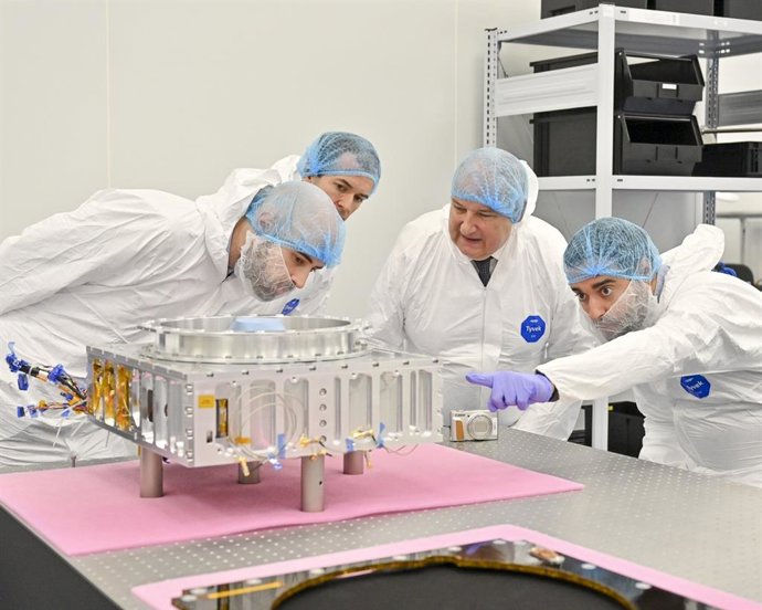 El ministro de Industria y Turismo, Jordi Hereu, durante una visita a las instalaciones de Open Cosmos en Barcelona