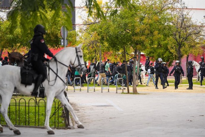 Archivo - Exterior del estadio Ramón Sánchez-Pizjuán de Sevilla durante un derbi en una imagen de archivo
