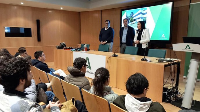 La delegada de Empleo, Empresa y Trabajo Autónomo, María Dolores Gálvez, durante la bienvenida a los alumnos de UCOIncluye.